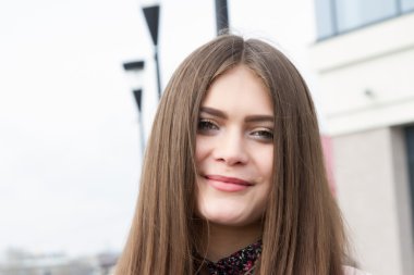 Şehrin arka plan üzerinde uzun saçlı genç kız