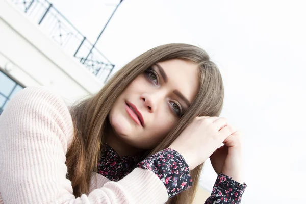 Portrait of the Jewish girl with long hair on the background of office building — Stock Photo, Image