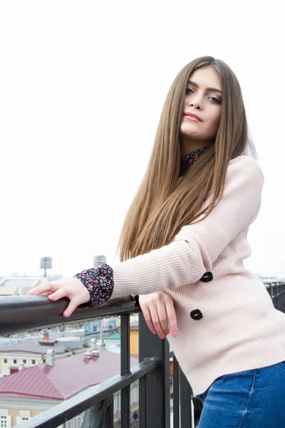 Ragazza dai capelli lunghi sullo sfondo della città — Foto Stock