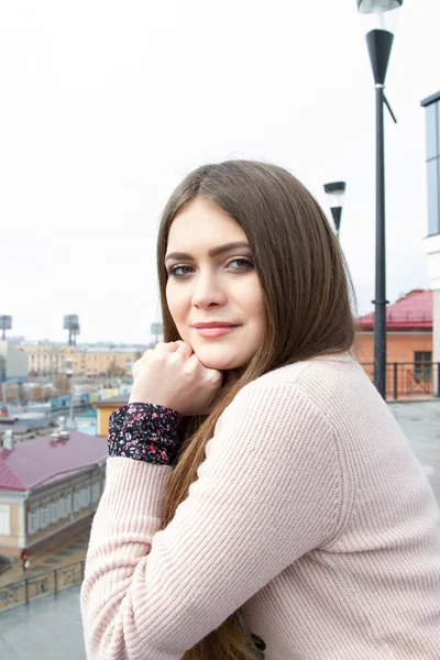 Young girl with long hair on the background of the modern city — Stock Photo, Image