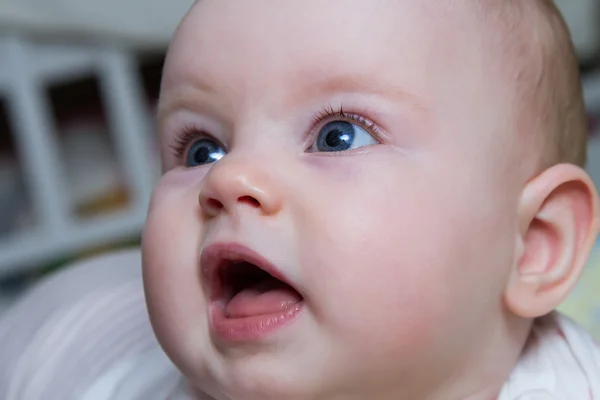 Pequeno bebê aprendendo a rastejar — Fotografia de Stock