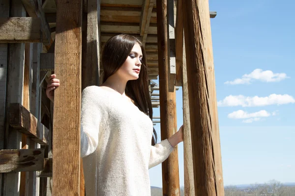 Beautiful young woman among the scaffolding — Stock Photo, Image