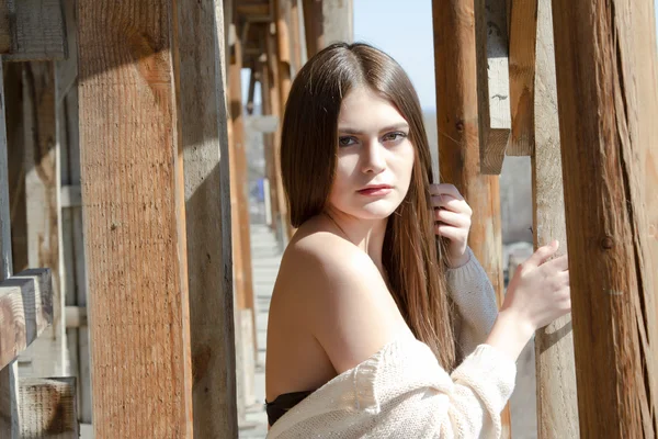 Beautiful young woman among the scaffolding — Stock Photo, Image