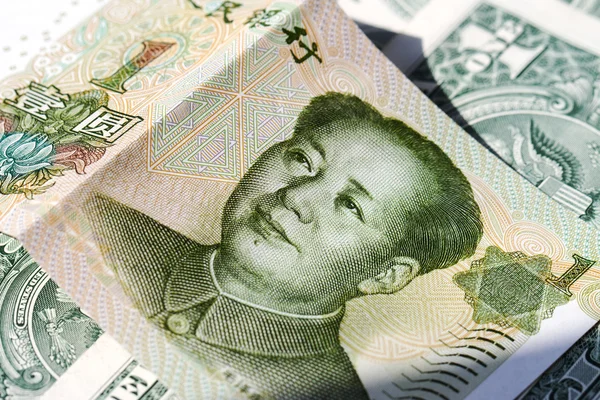 Čínské peníze pozadí americké — Stock fotografie