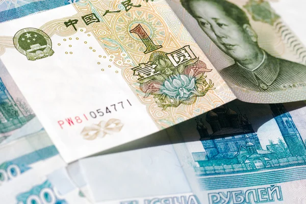 Chinees geld achtergrond Russische roebels — Stockfoto