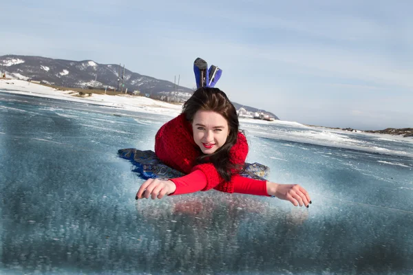 Девушка лежит на льду Байкала — стоковое фото