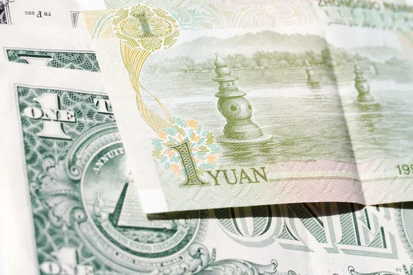 Un yuan chino con el telón de fondo de un dólar estadounidense — Foto de Stock