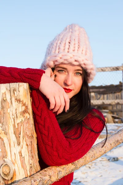 Chica joven feliz en la orilla del lago Baikal — Foto de Stock