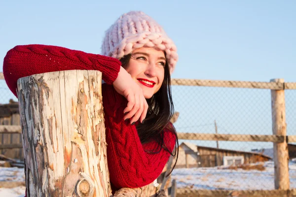 Chica joven feliz en la orilla del lago Baikal —  Fotos de Stock