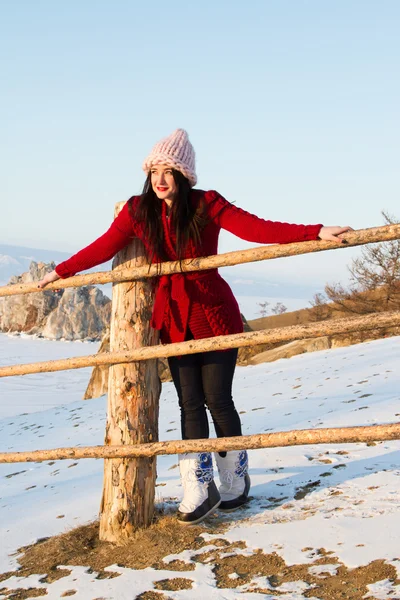 Glückliches junges Mädchen am Ufer des Baikalsees — Stockfoto