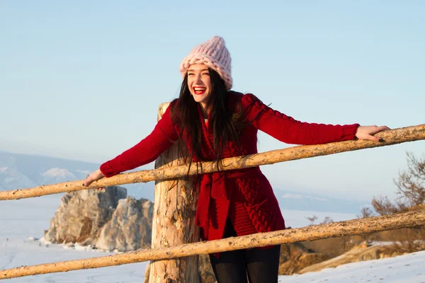 Glad ung flicka på stranden av sjön Baikal — Stockfoto