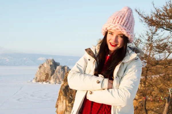 Glückliches junges Mädchen am Ufer des Baikalsees — Stockfoto