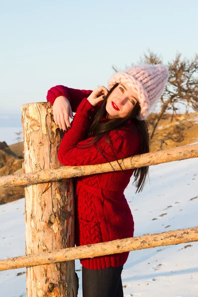 Chica joven feliz en la orilla del lago Baikal —  Fotos de Stock