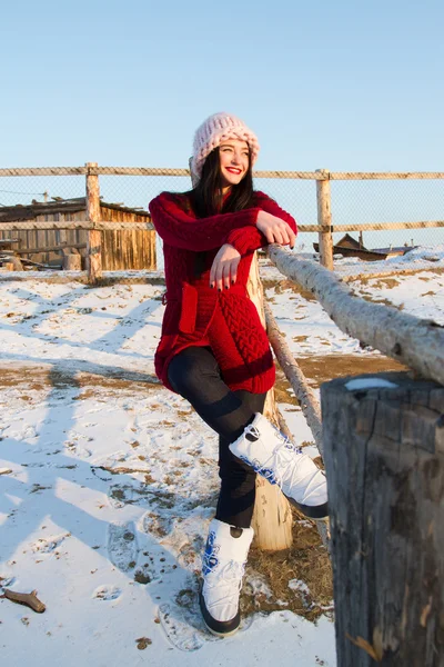 Glad ung flicka på stranden av sjön Baikal — Stockfoto