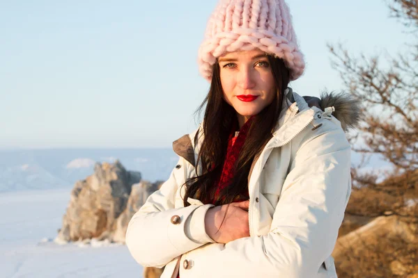 Glad ung flicka på stranden av sjön Baikal — Stockfoto