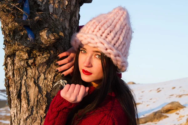 Glückliches junges Mädchen am Ufer des Baikalsees — Stockfoto