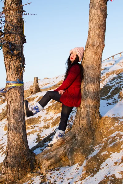 Glad ung flicka på stranden av sjön Baikal — Stockfoto
