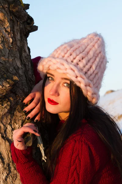 Glad ung flicka på stranden av sjön Baikal — Stockfoto