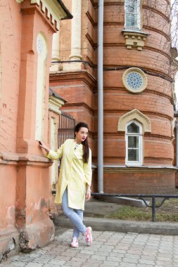 eski bir bina bir arka plan üzerinde parlak elbiseli kız 