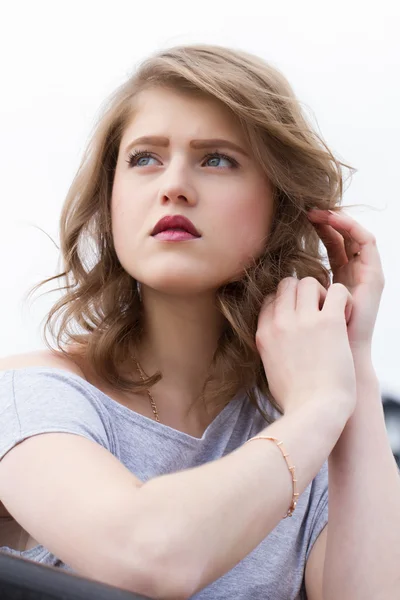 Portrait of a beautiful young girl — Stock Photo, Image