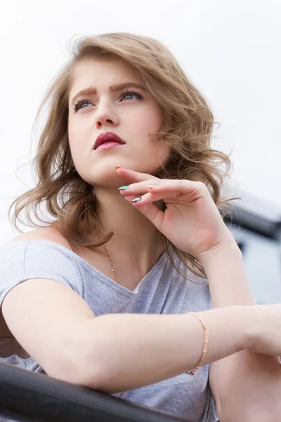 Retrato de una hermosa joven — Foto de Stock