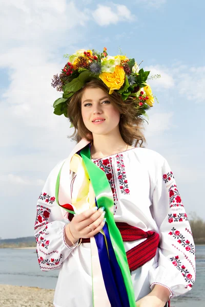 Flickan i den ukrainska folkdräkt — Stockfoto