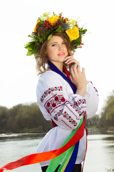 Chica en el traje nacional de Ucrania — Foto de Stock