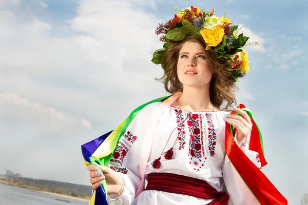 Menina no traje ucraniano nacional na margem do rio — Fotografia de Stock