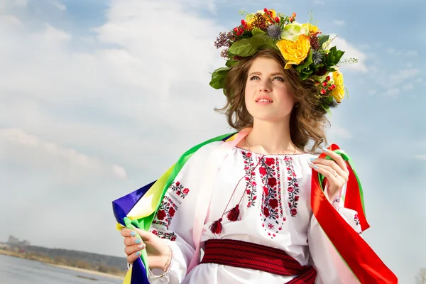 Fille dans le costume ukrainien national sur la rive de la rivière — Photo