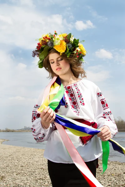 Девушка в национальном украинском костюме на берегу реки — стоковое фото