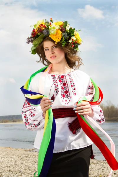 Ragazza in costume nazionale ucraino sulla riva del fiume — Foto Stock