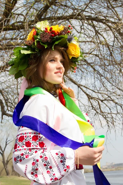 Chica en el traje nacional ucraniano en la orilla del río — Foto de Stock