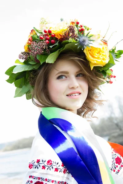 Κοπέλα με παραδοσιακή ουκρανική ενδυμασία με ένα στεφάνι από λουλούδια — Φωτογραφία Αρχείου