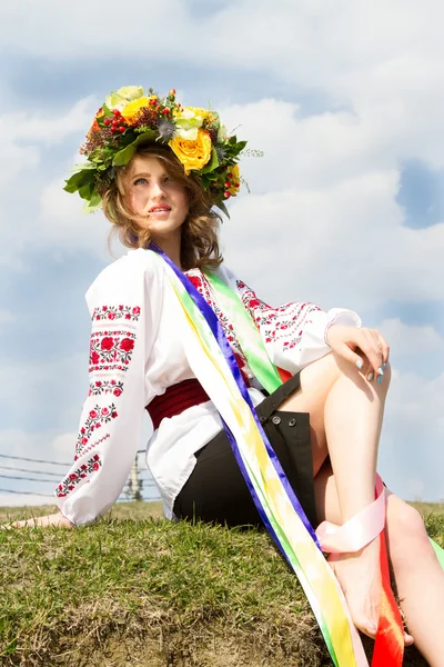Κοπέλα με παραδοσιακή ουκρανική ενδυμασία με ένα στεφάνι από λουλούδια — Φωτογραφία Αρχείου