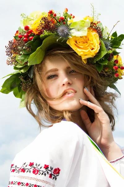 Fille en costume national ukrainien avec une couronne de fleurs — Photo