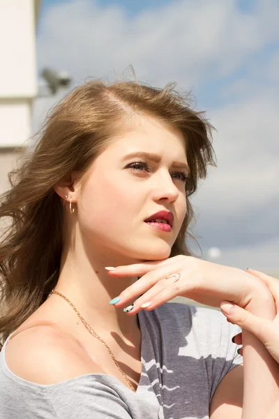 Retrato de una hermosa joven — Foto de Stock