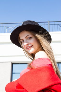 Kız İş Merkezi zemin üzerine kırmızı ceket 