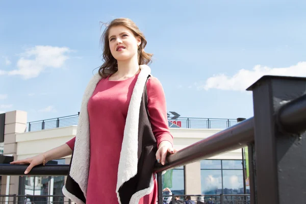 Portret van een jong meisje op een achtergrond van blauwe wolkenloze hemel — Stockfoto