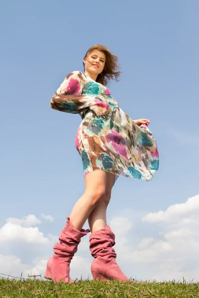 流れる夏のドレスで脚の長い少女 — ストック写真