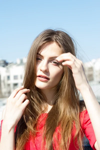 Mädchen im roten Kleid mit zerzausten Haaren — Stockfoto