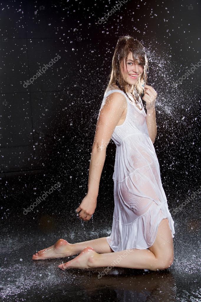 Девушки в воде в мокрой одежде, меня
