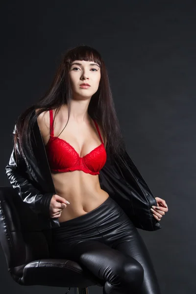 Meisje in een lederen kleding en rode lingerie — Stockfoto