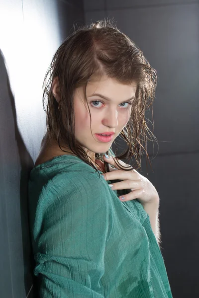 Junges Mädchen mit nassen Haaren. Studioporträt — Stockfoto
