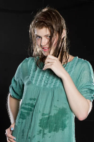 Junges Mädchen mit nassen Haaren. Studioporträt — Stockfoto