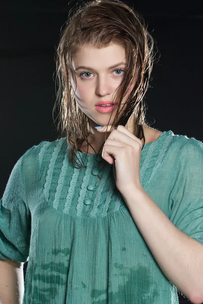 Jeune fille aux cheveux mouillés. Portrait studio — Photo