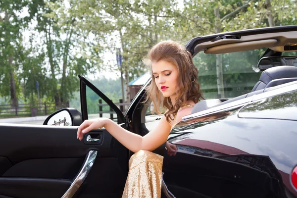 Mädchen sitzt im Cabrio auf dem Fahrersitz — Stockfoto