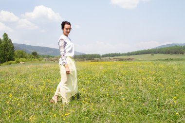 Kız güzel yaz manzara arka plan üzerinde