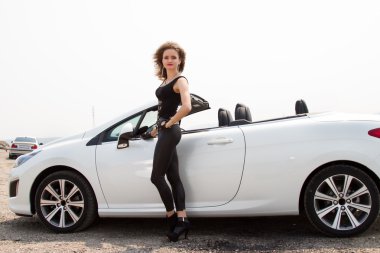 Üstü açık duran genç ince kız