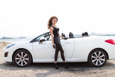 Üstü açık duran genç ince kız