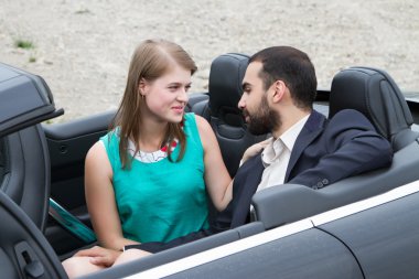 İki sevgili salon üstü açık arabayla karşılamak